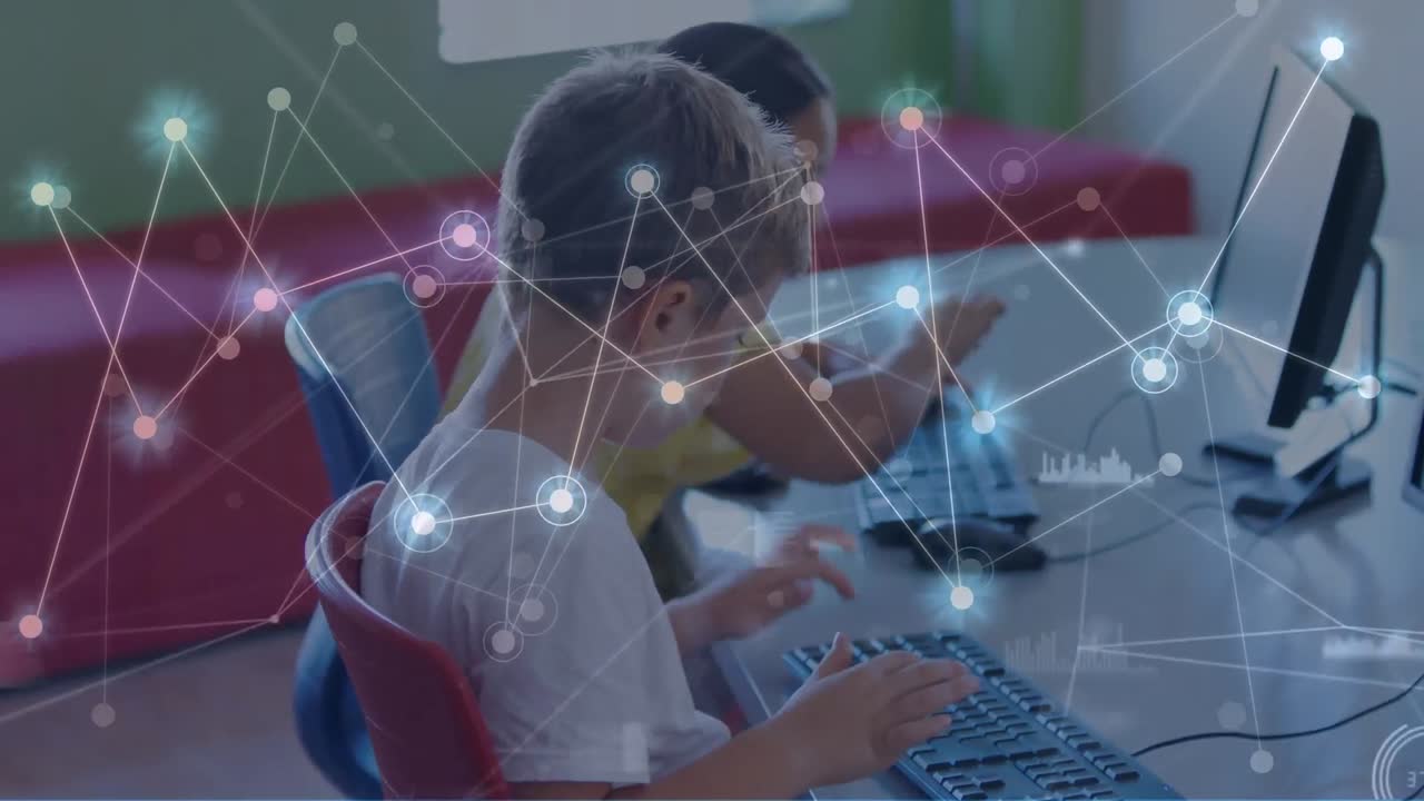 animación de una red brillante de conexiones sobre un niño caucásico que usa una computadora en la escuela