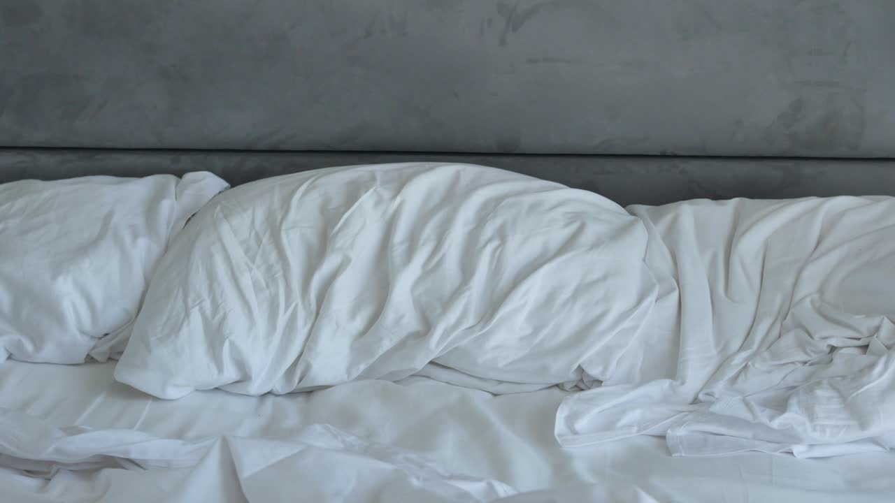 беспорядочная постель рано утром , беспорядочная постель после пробуждения