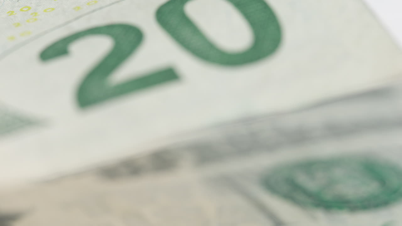 Banconota americana da venti dollari piegata che ruota lentamente