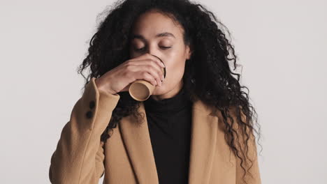 una joven mujer de negocios disfrutando de un capuchino.