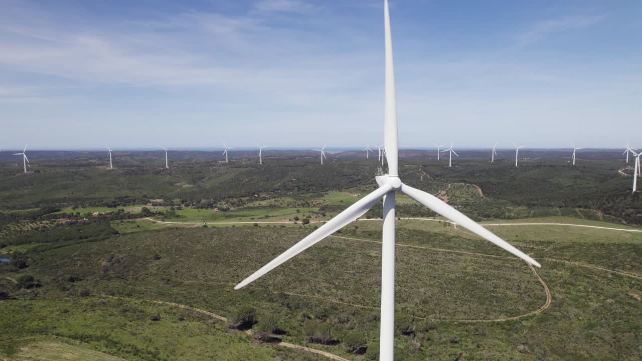 concepto de producción de energía libre de emisiones, órbita aérea alrededor de la turbina eólica blanca
