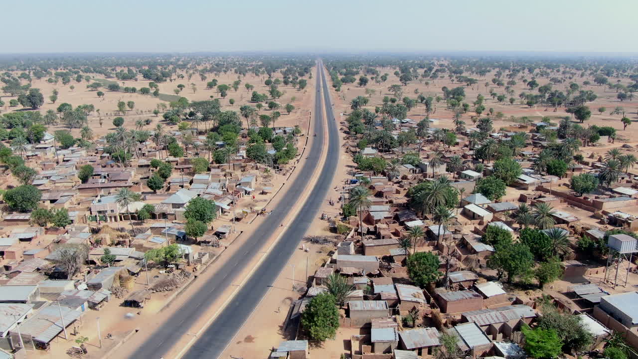 Vista aerea dell'autostrada nel villaggio di Sabalari verso lo stato di Jigawa, Nigeria settentrionale