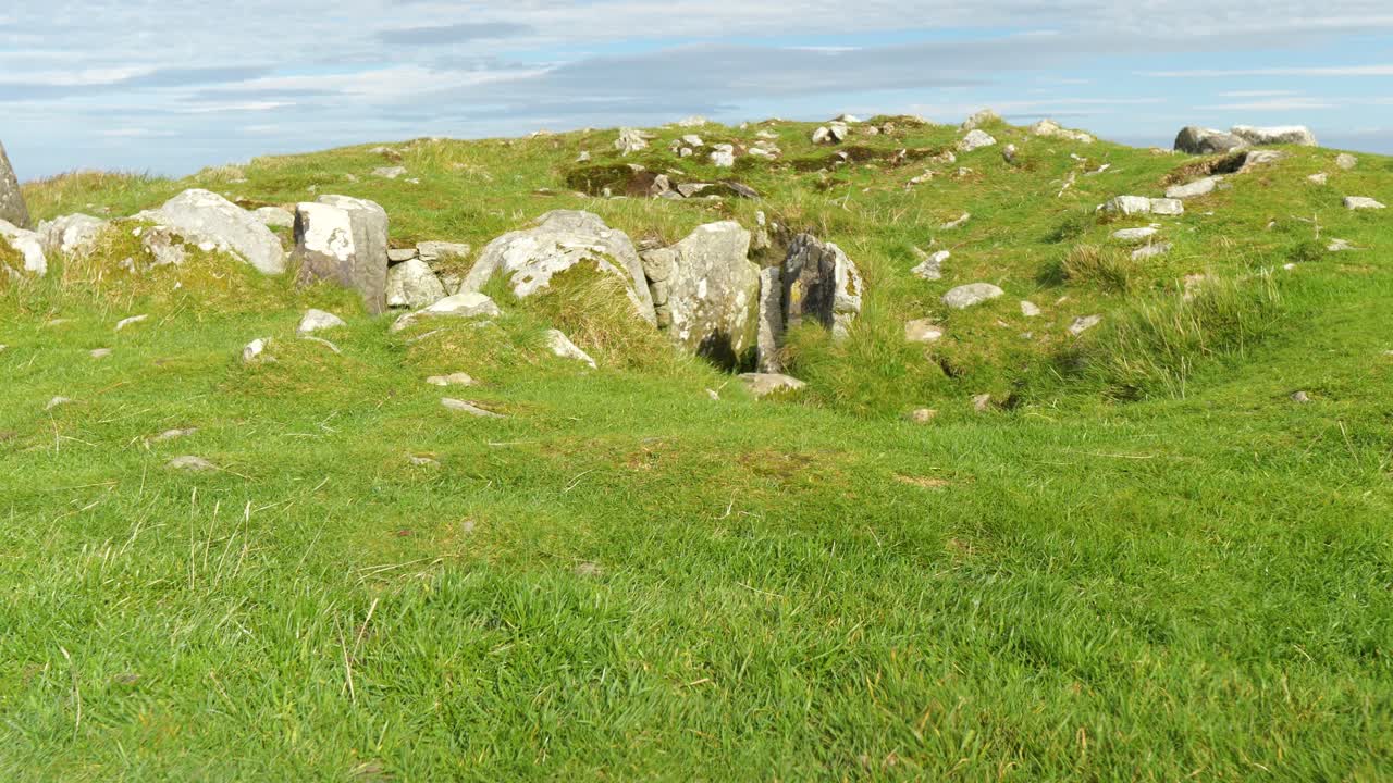 Antiche rovine in pietra di una tomba a corridoio megalitica a Loughcrew, nella contea di Meath, Irlanda