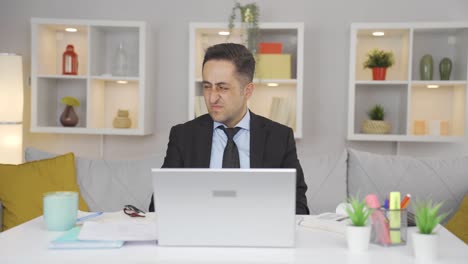 trabajador de oficina en casa mirando a la cámara con asco y odio.