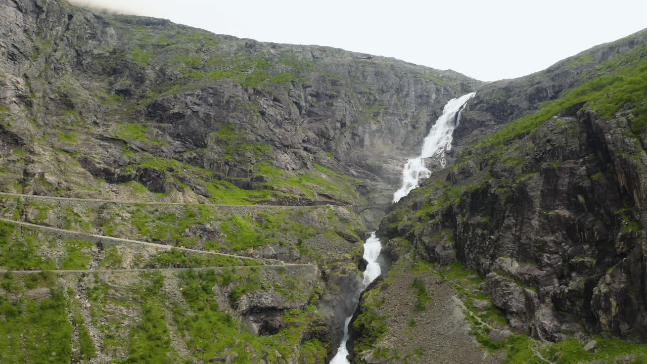 enorme cascada de stigfossen entre el cañón rocoso cerca de trollstigen en noruega