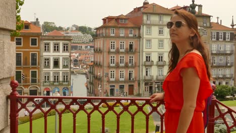 Hermosa-Mujer-Con-Gafas-De-Sol-En-La-Admiración-De-La-Belleza-De-Jardim-Do-Infante-Dom-Henrique-En-Porto,-Portugal