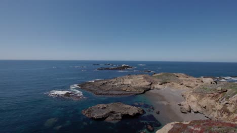 Costa-Con-Rocas-Y-Olas-Del-Mar