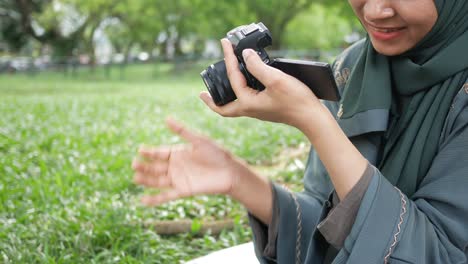 Frauen-überprüfen-Fotos-Auf-Einer-Kamera,