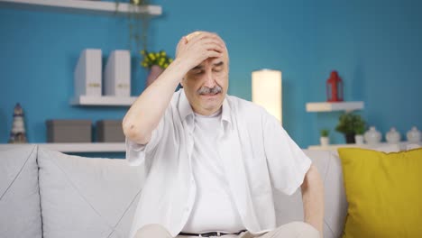 el viejo pierde el equilibrio, trastorno cerebral.