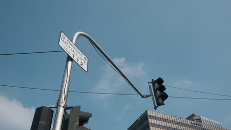 Rote-Ampel-Stoppt-Niedrigen-Winkel-In-Der-Stadt-Jakarta-In-Indonesien-Mit-Blauem-Himmel