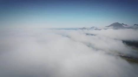 Toma-Cinematográfica-De-Drones-FPV-Estabilizada-Desde-Lofoten-Que-Revela-Montañas-Detrás-De-Las-Nubes.