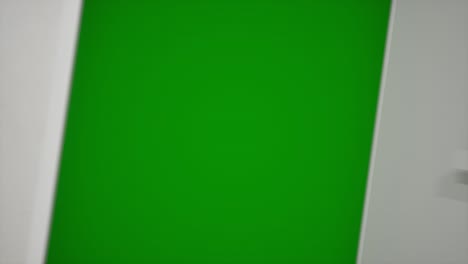 animación de apertura de la puerta en una habitación blanca clara, pantalla verde llave de croma