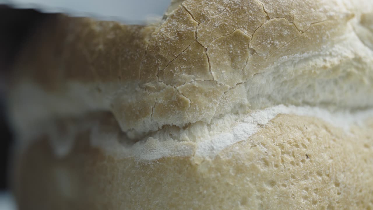 집 부엌에서 토스트 준비하기-4