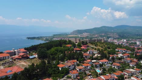 vista aérea de drones de ohrid macedonia del norte junto al lago ohrid con hermosa fortaleza macedonia turismo