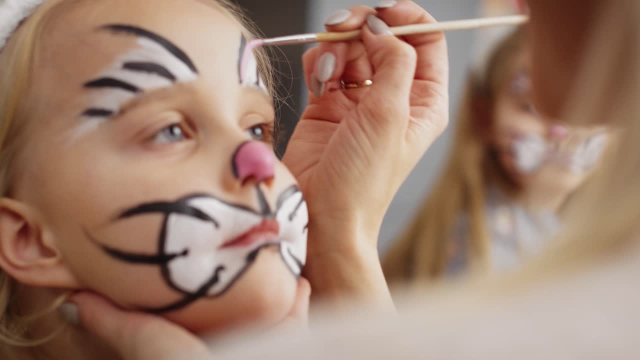 Nahaufnahme-Video: Kinderschminken als Osterhase.