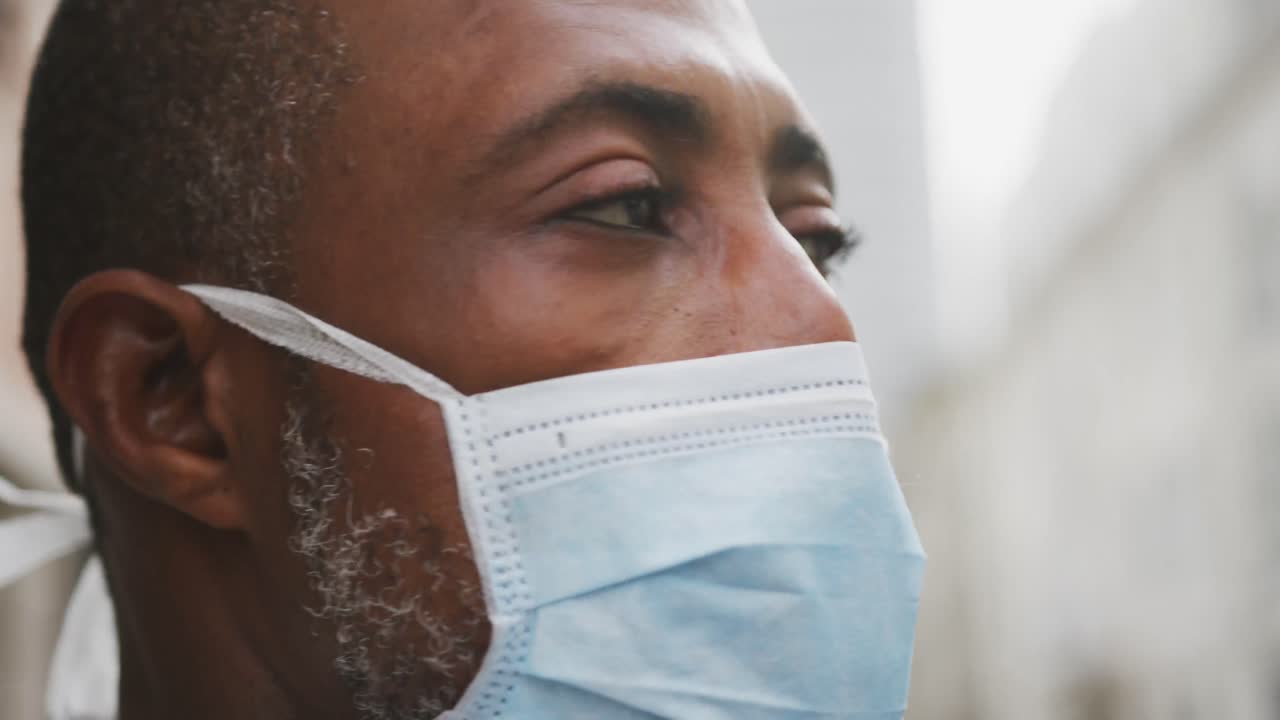 hombre afroamericano en movimiento con una máscara de coronavirus covid19