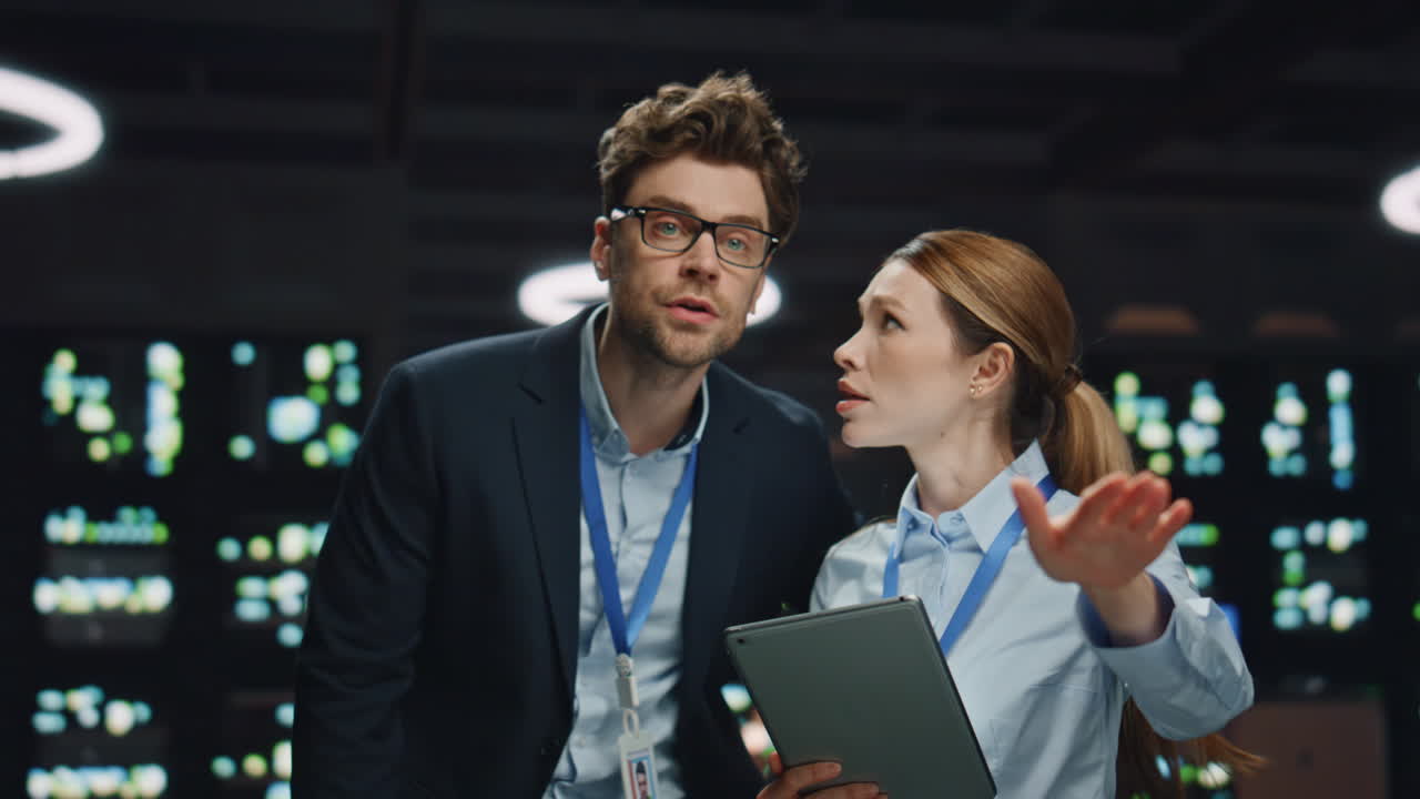 mujer gestualizada hablando desarrollador de software de computación en la nube granja de servidores de primer plano