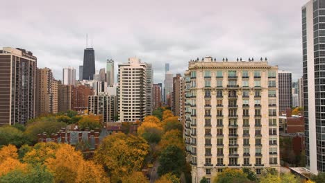 vista aérea de chicago de la costa dorada con follaje de otoño