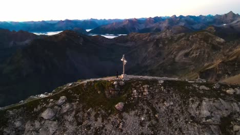 vuelo cinematográfico en los alpes al amanecer