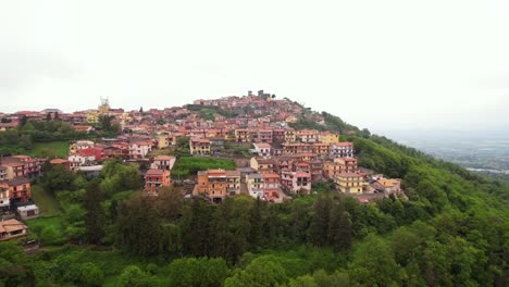 Antena-Hacia-El-Pueblo-De-Rocca-Priora-Que-Rodea-Un-Castillo-En-La-Cima-De-Una-Colina.