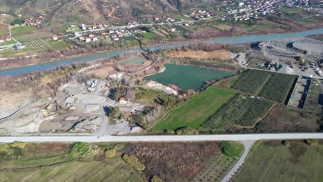 ökologische-Katastrophe-Am-Ufer-Des-Flusses-Shkumbini-Von-Sandsteinbrüchen-In-Albanien