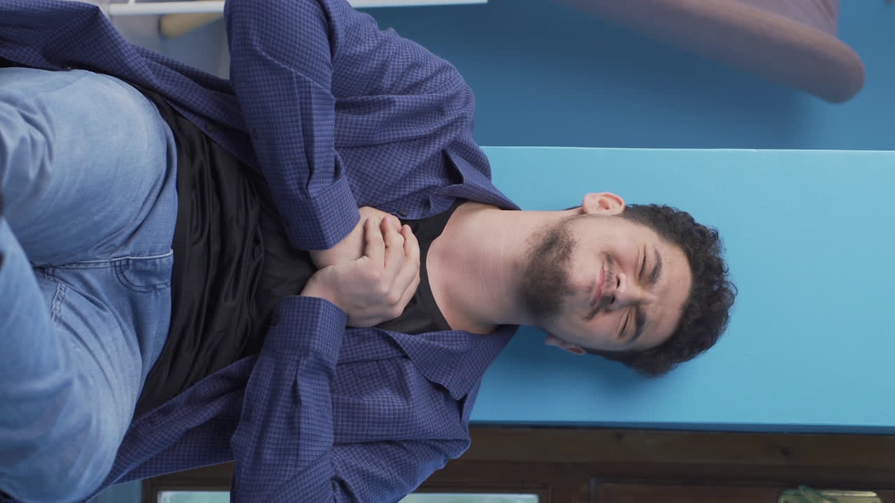 비명을 지르는 남자의 수직 비디오는 울고 있습니다. 히스테릭.