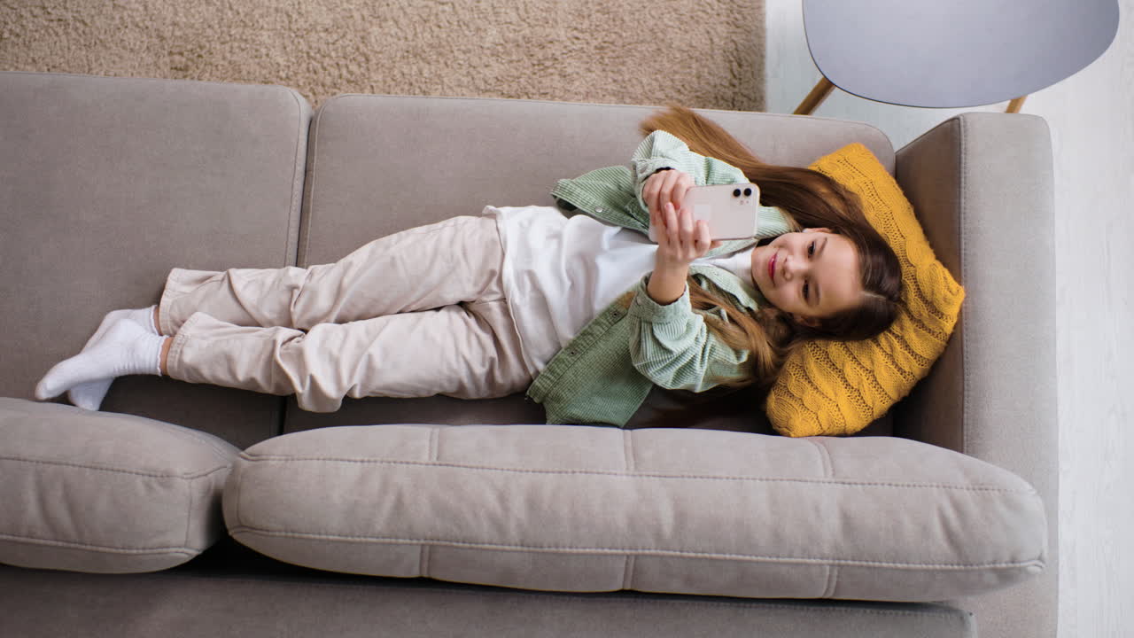 Niña pequeña en casa.