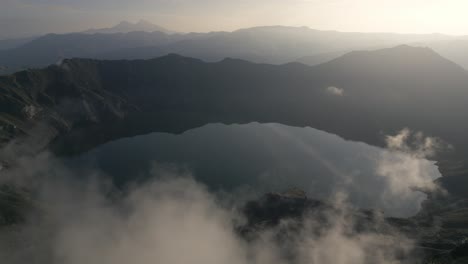 Quilotoa-Ist-Ein-Mit-Wasser-Gefüllter-Kratersee-Und-Der-Westlichste-Vulkan-Der-Ecuadorianischen-Anden