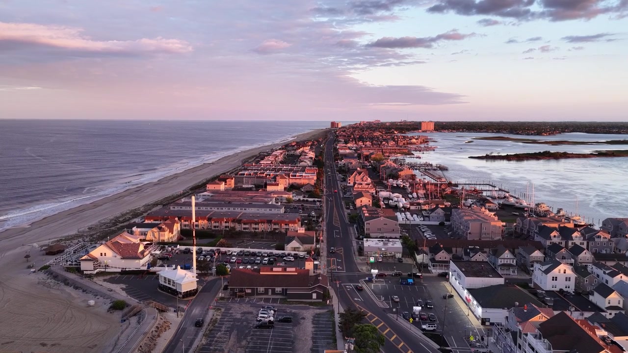 Widok na centrum Sea Bright, New Jersey o zachodzie słońca, ukazujący Drogę 36 (Ocean Avenue). Widoczne są wyspy w zatoce w pobliżu rzeki Shrewsbury, podobnie jak Ocean Atlantycki.
