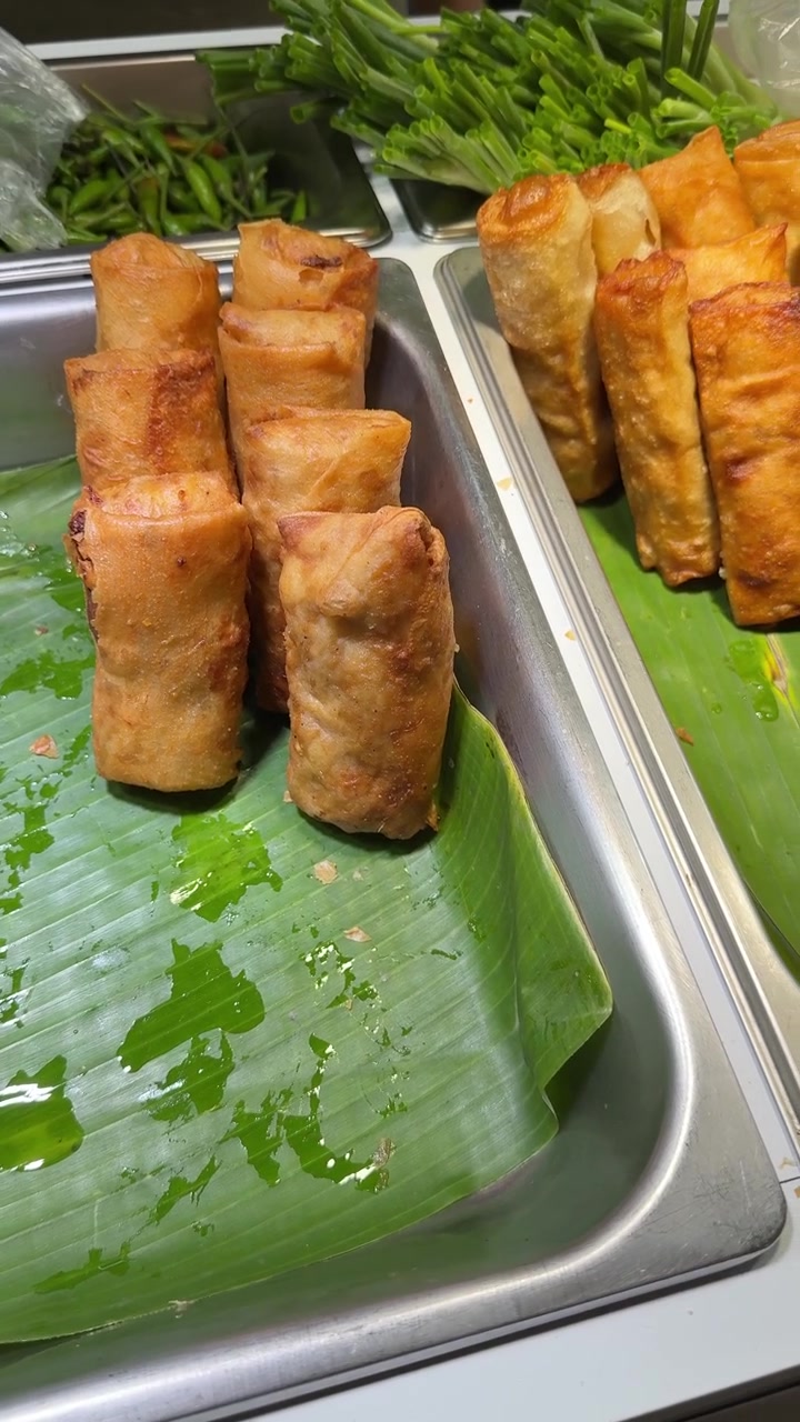 Lumpia Goreng Segar Disajikan di Atas Daun Pisang