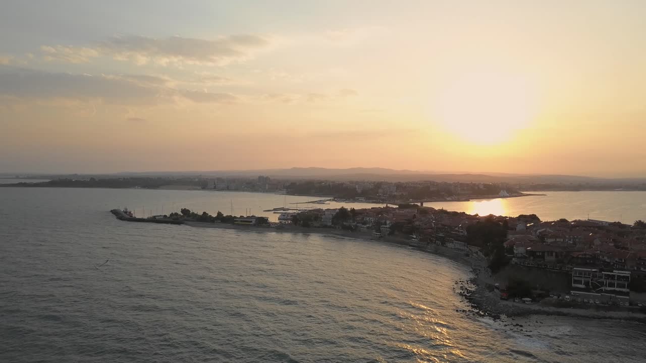 puesta de sol cerca del sitio del patrimonio mundial de nesebar en bulgaria