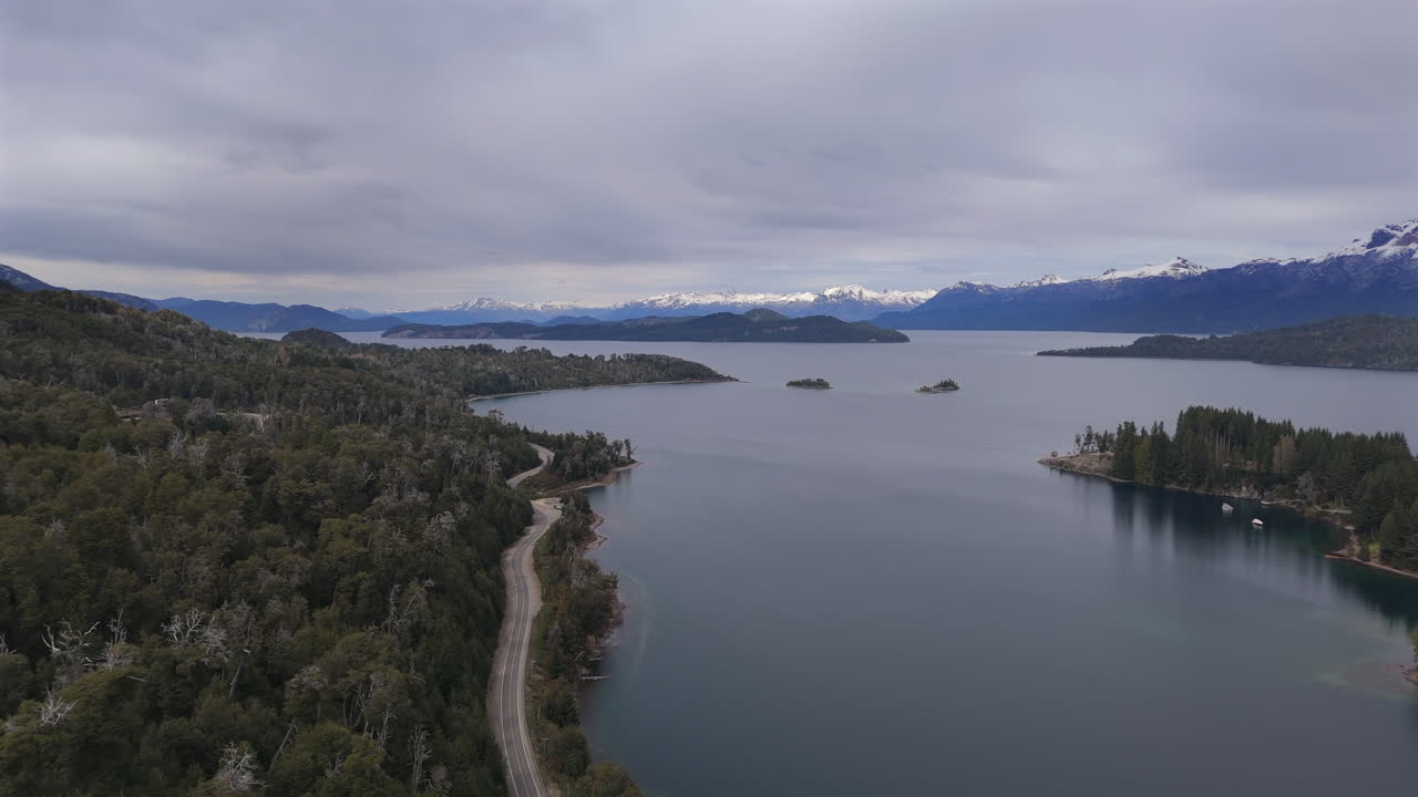 siguiendo el movimiento aéreo en la carretera principal cerca de la orilla del lago nahuel huapi, villa la angostura, argentina.