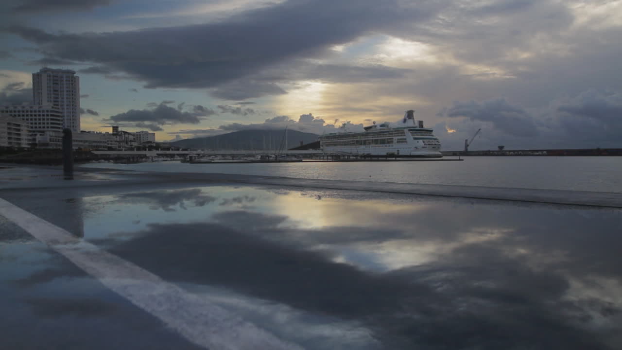 vista temprano en la mañana del puerto marítimo y el puerto deportivo de ponta delgada en la isla de sao miguel de las azores portuguesas