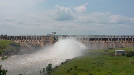 pared de la presa liberando agua de desbordamiento hd 30fps