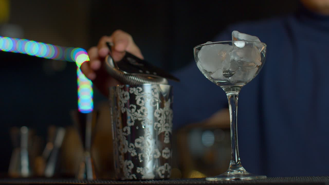 Bartender tilbereder cocktail