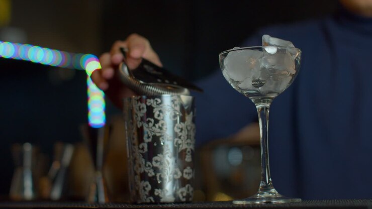 Barman che prepara un cocktail