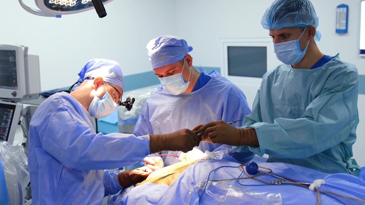 Tre læger arbejder ved neurokirurgi på en moderne operationsstue. En mandlig sygeplejerske rengør værktøjerne og rækker dem til chefkirurgen.