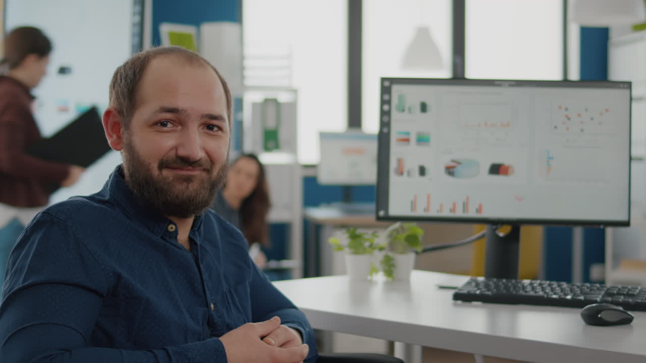 joven discapacitado paralizado hombre discapacitado gerente de proyecto mirando a la cámara