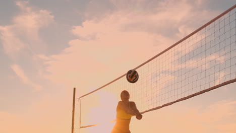 Gruppe-Junger-Mädchen,-Die-Beachvolleyball-Bei-Sonnenuntergang-Oder-Sonnenaufgang-In-Zeitlupe-Spielen.-Schöne-Mädchen-Im-Bikini-Spielen-Professionell-Volleyball-Auf-Dem-Sand