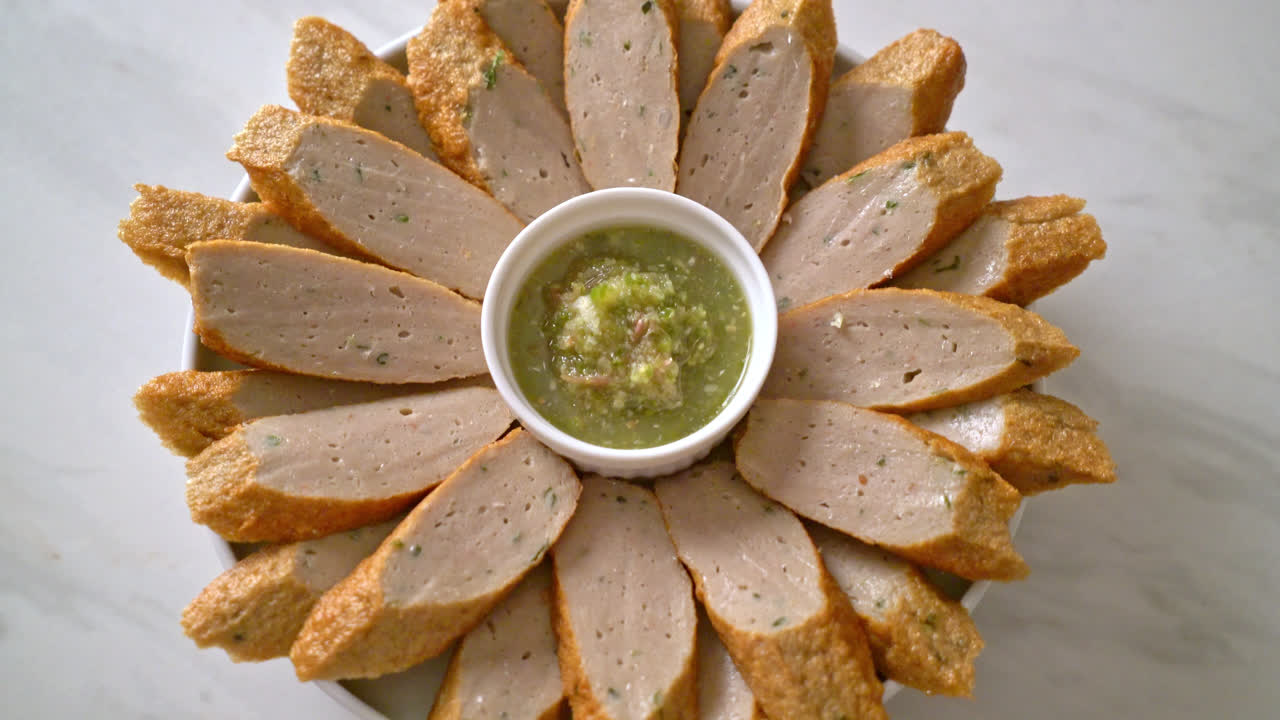 매운 해산물 디핑 소스를 곁들인 튀긴 중국식 생선 케이크 또는 생선 볼 라인