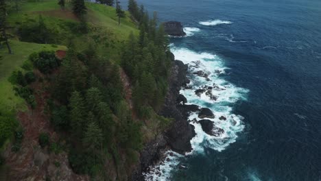 norfolk island coastline and the crashing waves of the pacific ocean