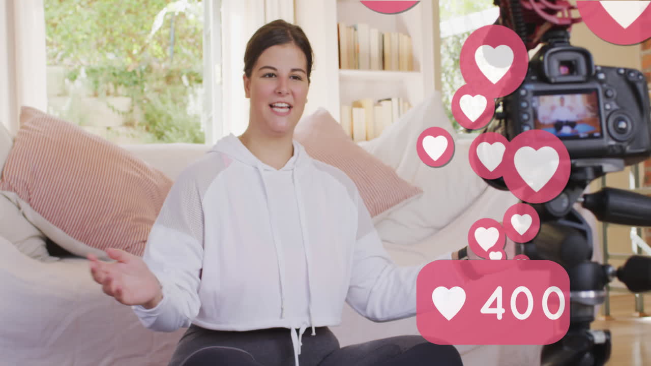 여성 블로거가 요가를 연습하고 집에서 블로그를 녹화하는 사랑 아이콘과 숫자의 애니메이션