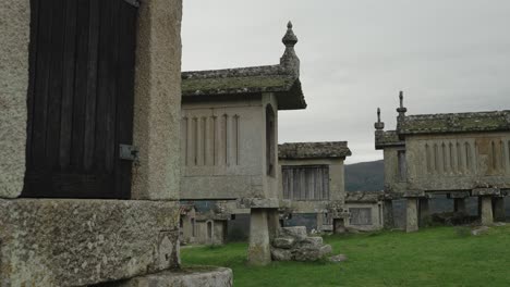 la fila de espigueiros en lindoso, portugal