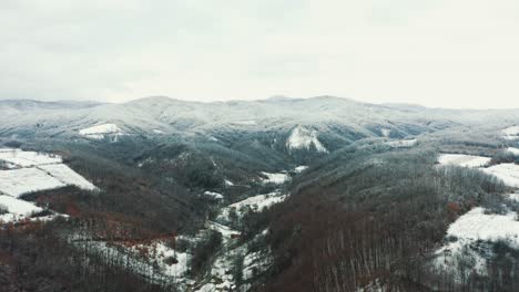 vista aérea de la montaña nevada, drone 4k