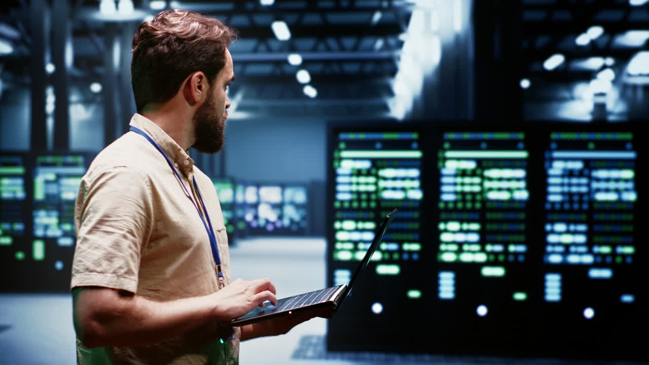 ingeniero escribiendo un plan de mantenimiento del servidor