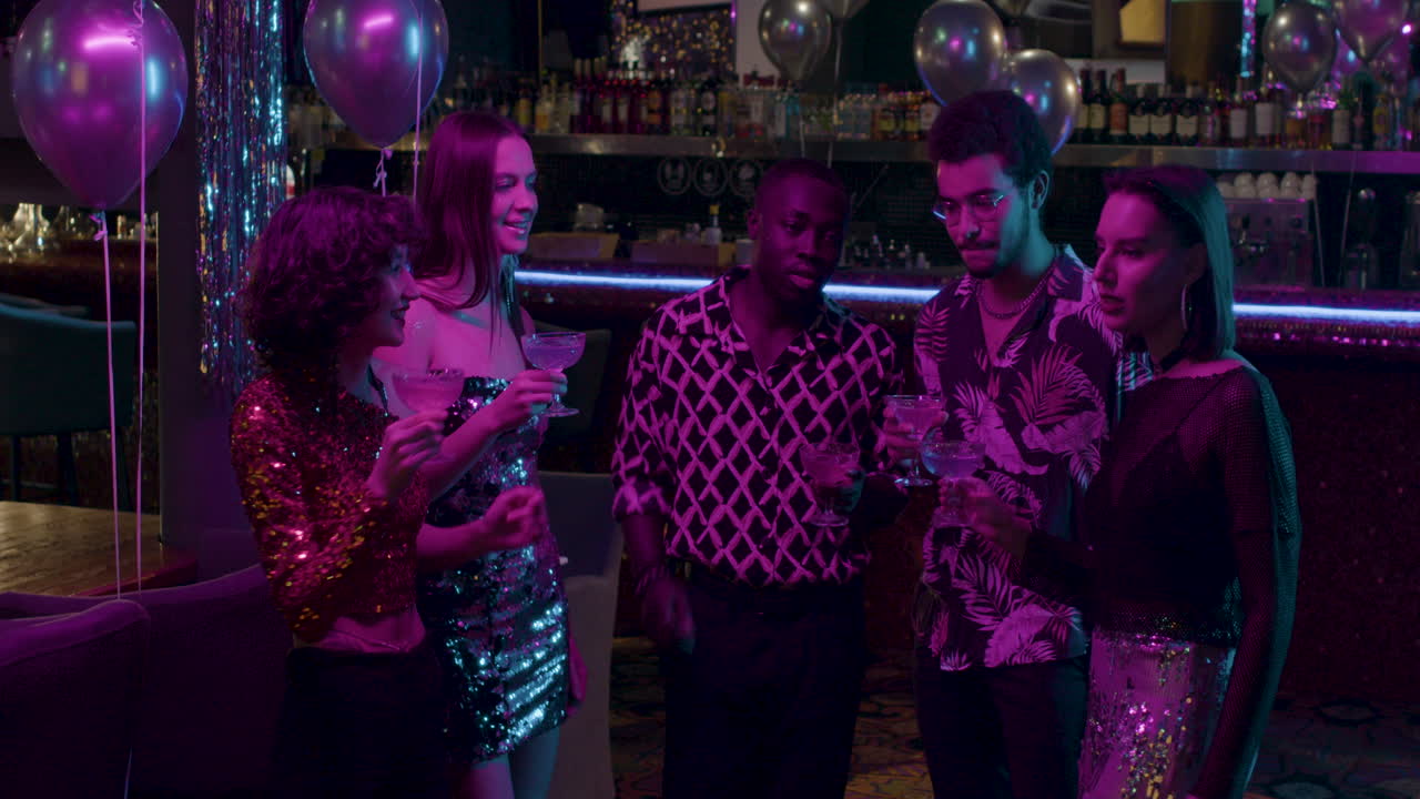 amigos bailando en una fiesta