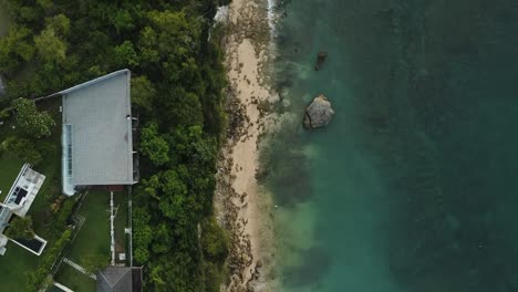 Hermosa-Playa-De-Bingin-Con-Casas-De-Acantilados-Exóticos-Y-Hotel-Ubicado-En-Bali,-Indonesia