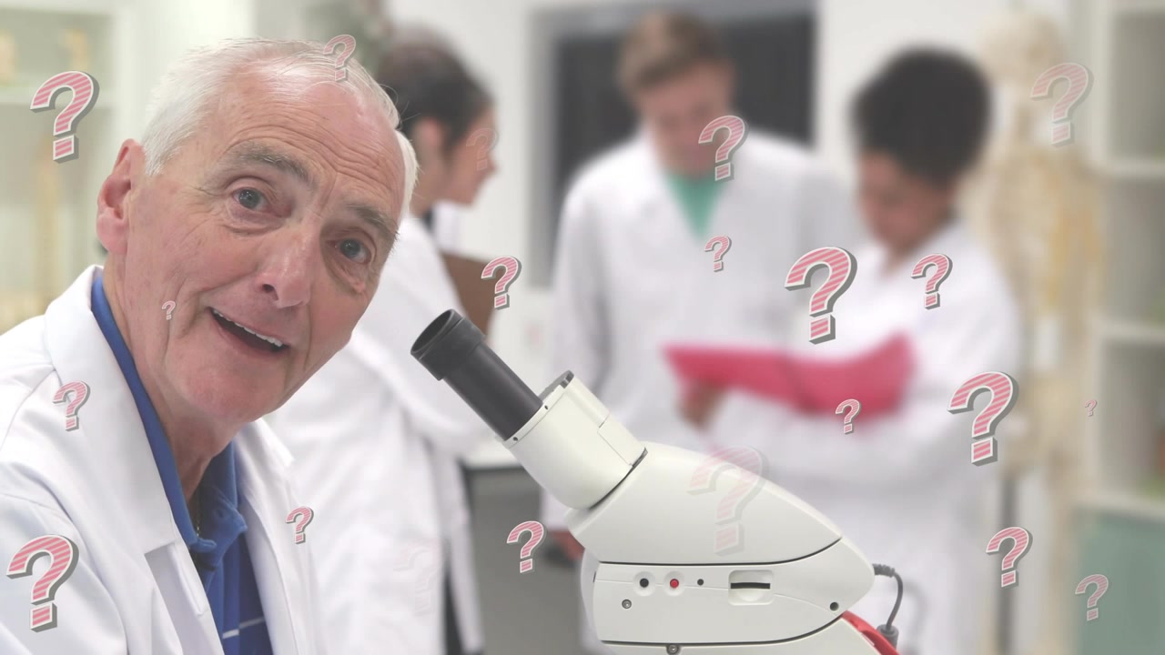 Animazione di punti interrogativi su un anziano tecnico di laboratorio caucasico che usa un microscopio.