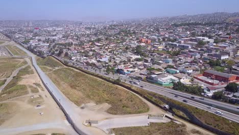 antena alta sobre el muro fronterizo que separa a estados unidos de méxico y san diego de tijuana