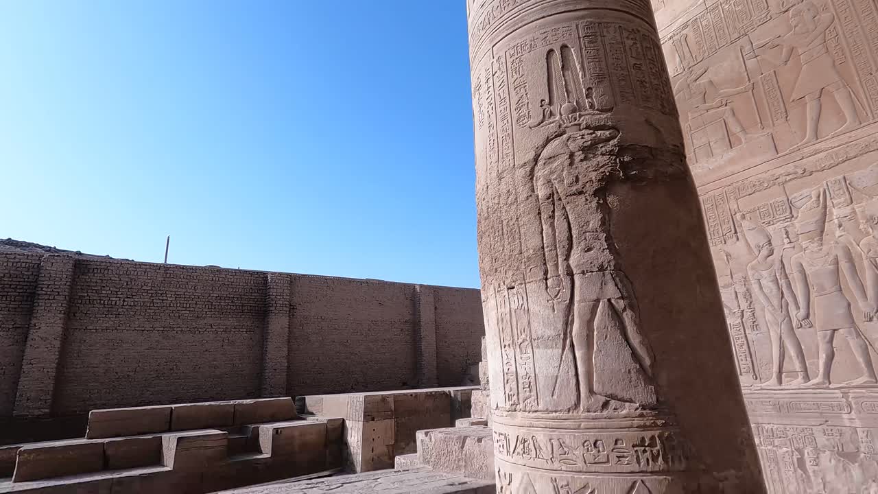 antiguas ruinas del templo de kom ombo en el río nilo, izbat al bayyarah, egipto